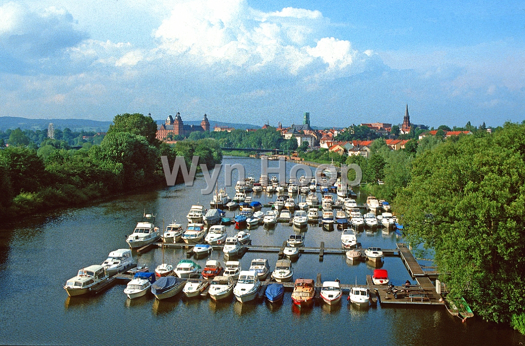 Main Aschaffenburg Flosshafen km87,7.jpg - Floßhafen in Aschaffenbrg, Main-km 87,7, hi. Schloss Johannisburg.